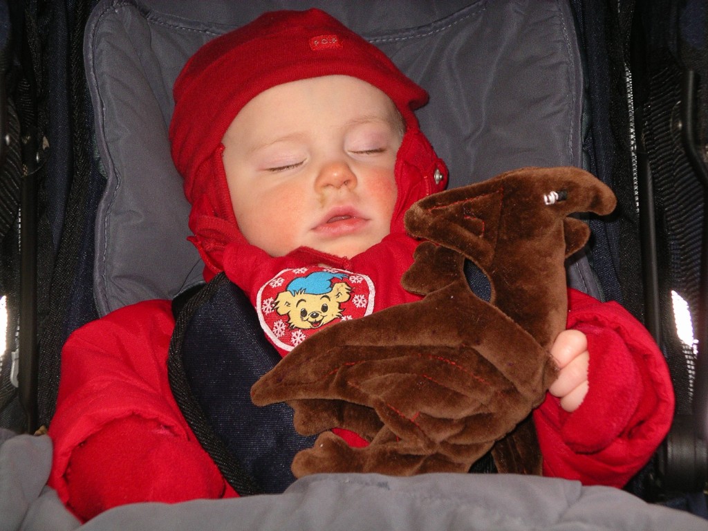 IMGP8667.JPG - Agnes sover gott med flygödlan som hon fått i födelsedagspresent av kusinerna Inez och Elliot. Elliot har gjort ödlan i slöjden! Mars 2007.