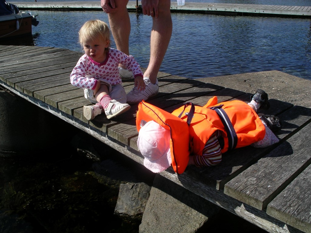 IMGP9207.JPG - Inspekterar krabborna och sjöstjärnorna vid badet i Rönnäng på Tjörn (i flytväst) tillsammans med kompisen Elin.
