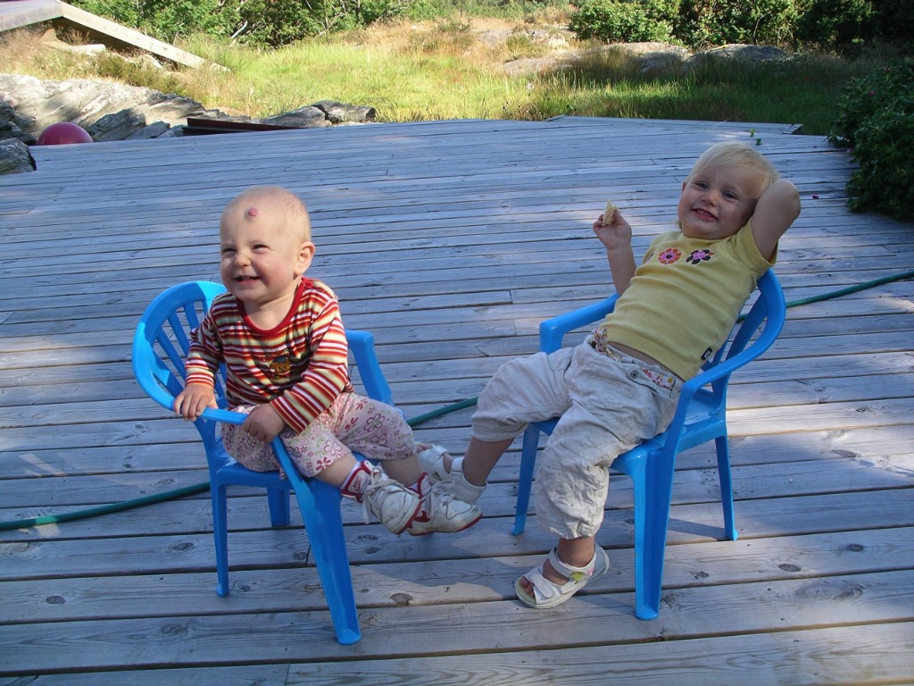 IMGP9242.JPG - Njuter av semestern tillsammans med kompisen Elin på Tjörn 2007.