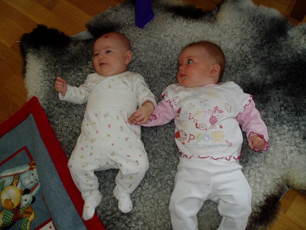 P6280039.JPG - Det är säkrast att hålla varandra i handen när man är så liten. Agnes med kompisen Linnea.