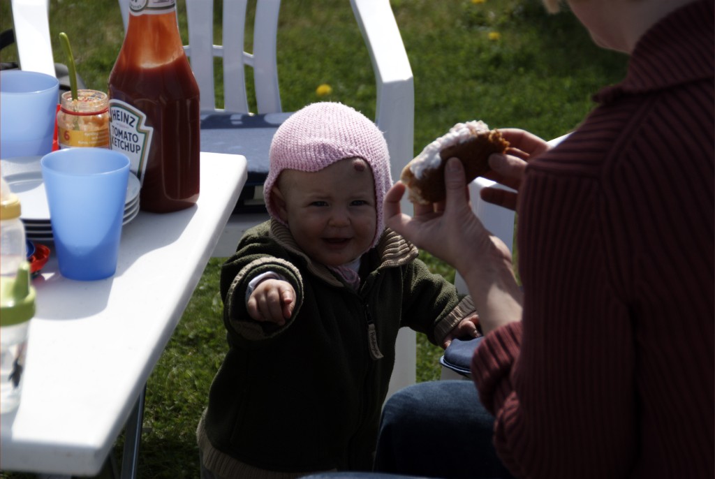 _DSC0002.jpg - Agnes får korv av mamma Cecilia.
