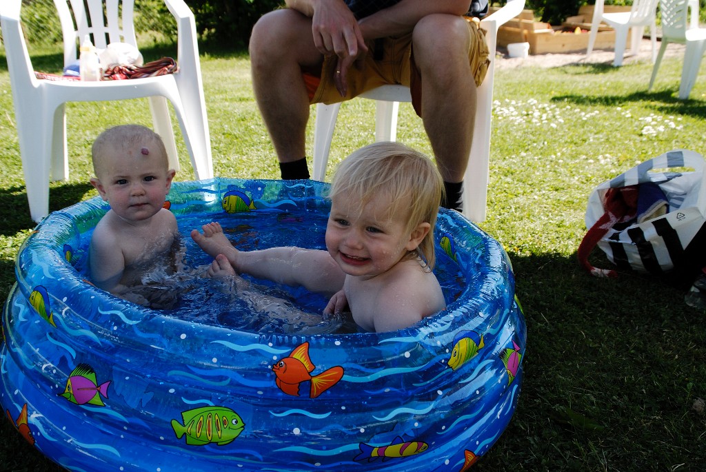 _DSC0037000001.JPG - Bad i trädgården med kompisen Elin.