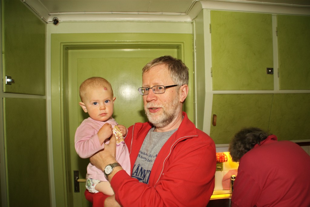 _DSC0139.jpg - Agnes i Stens famn hemma hos Sten, Ann och Svea i By.