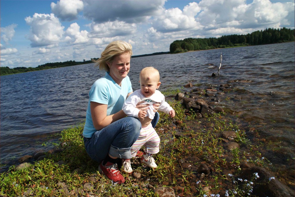 _DSC0244.jpg - Cilla och Agnes längst ut på udden i Öster i By, Dalälven.