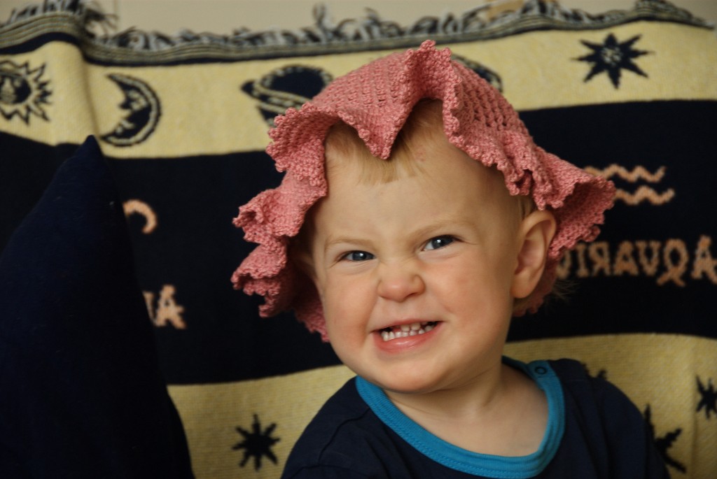 _DSC0371.JPG - Agnes nya hatt som hon fått av sin dagmamma Gudrun.