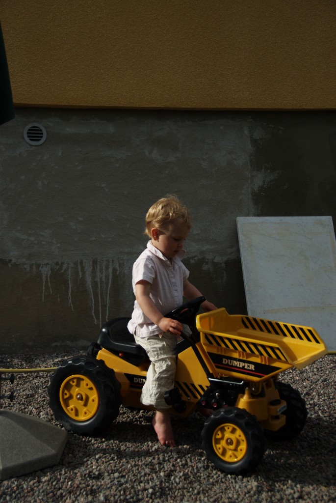 _DSC0747.jpg - Agnes lånar en dumper hos familjen Warming.
