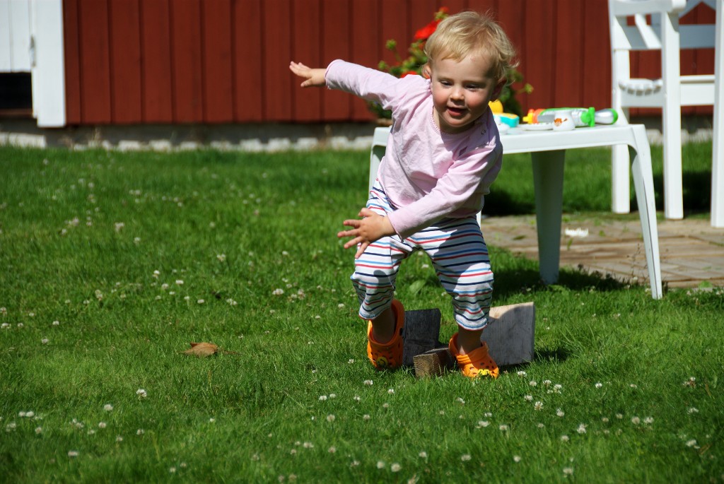 _DSC0969_2.JPG - Klara, färdiga, GÅ! Så snabbt ur startblocket - måste bli en bra 100meterslöpare.