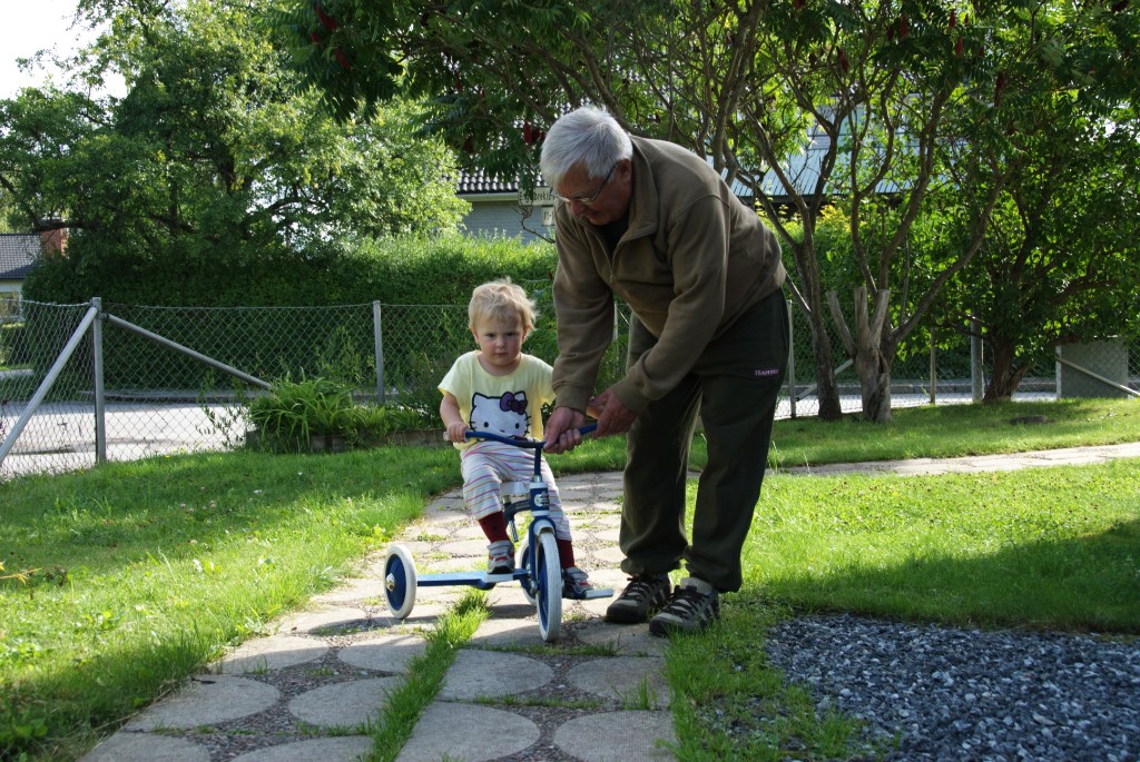 _DSC2926.JPG - Trehjuling med assistans av farfar.