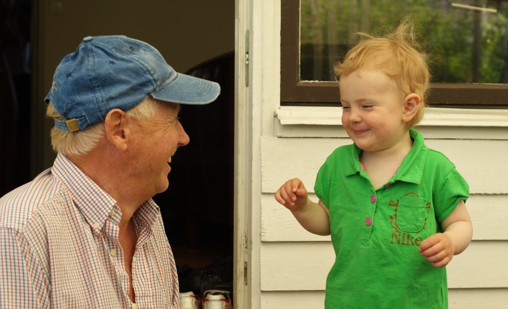 _DSC9501.jpg - Agnes och morfar skojar.