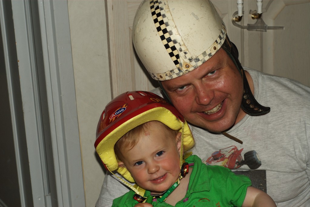 _DSC9598.jpg - Agnes och pappa i sina fina hjämar