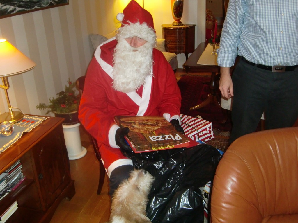 CIMG0216.JPG - Tomten kommer med Pizza till Agnes - det enda hon önskade sig!