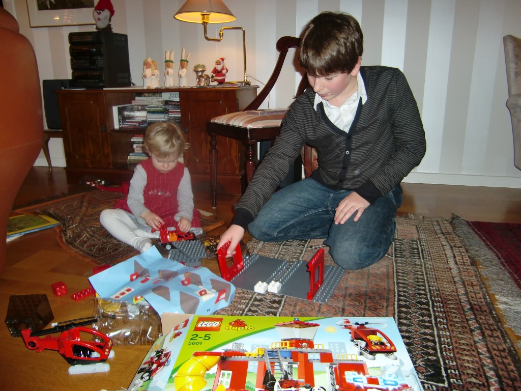 CIMG0242.JPG - Elliot - legoproffs - hjälper Agnes med sin nya brandstation.