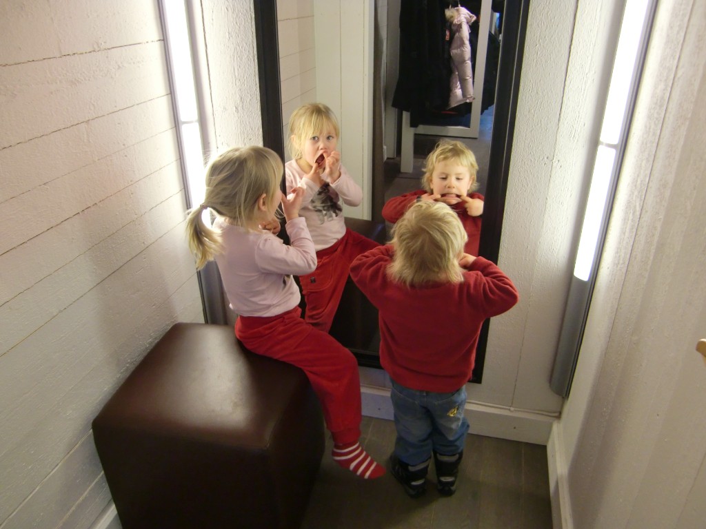 CIMG0361.JPG - Elin och Agnes övar grimaser.