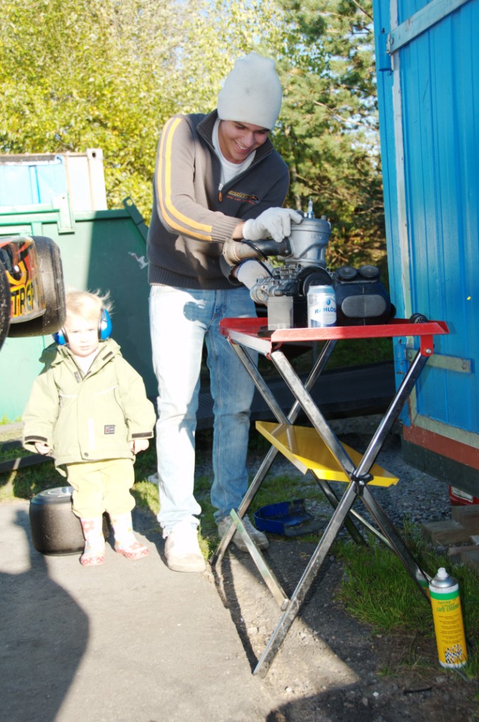 _DSC0245.JPG - Agnes studerar hos Erik Tegnelius hur man justerar in en motor.