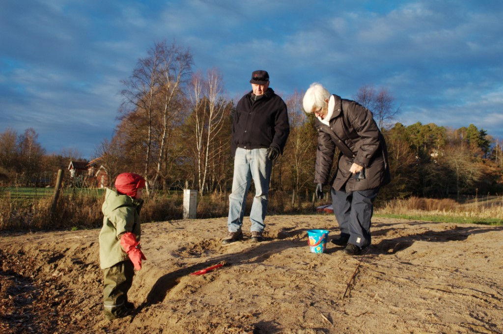 _DSC2721.JPG - Morfar Bjarne och mormor Ragnhild leker med Agnes vid sjön Aspen.