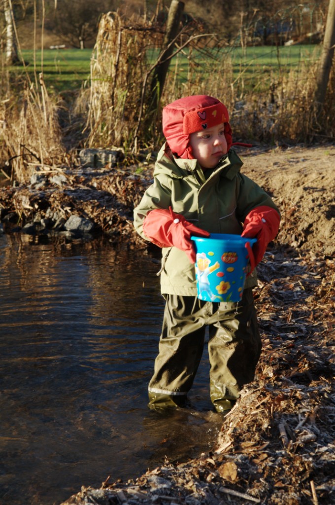 _DSC2722.JPG - Agnes leker I sjön Aspen.