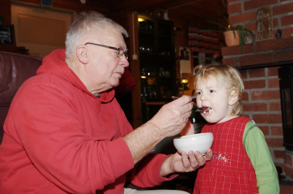 _DSC3175.jpg - Farfar matar det lilla barnet....