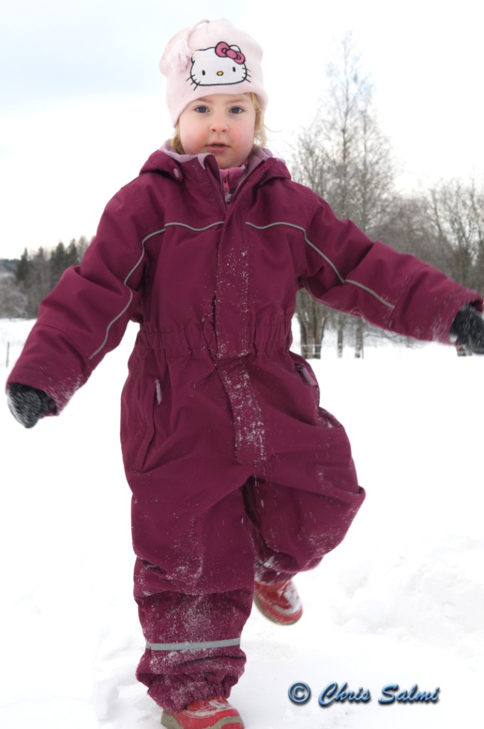 _DSC3436.JPG - Agnes väntar på skidåkarna i Engelbrektsloppet
