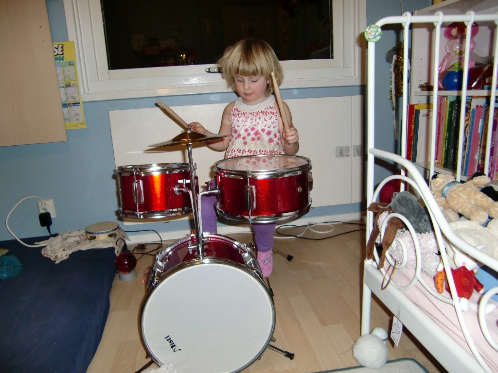 CIMG2641.JPG - Agnes fick ett trumset i födelsedagspresent. Rock 'n' roll