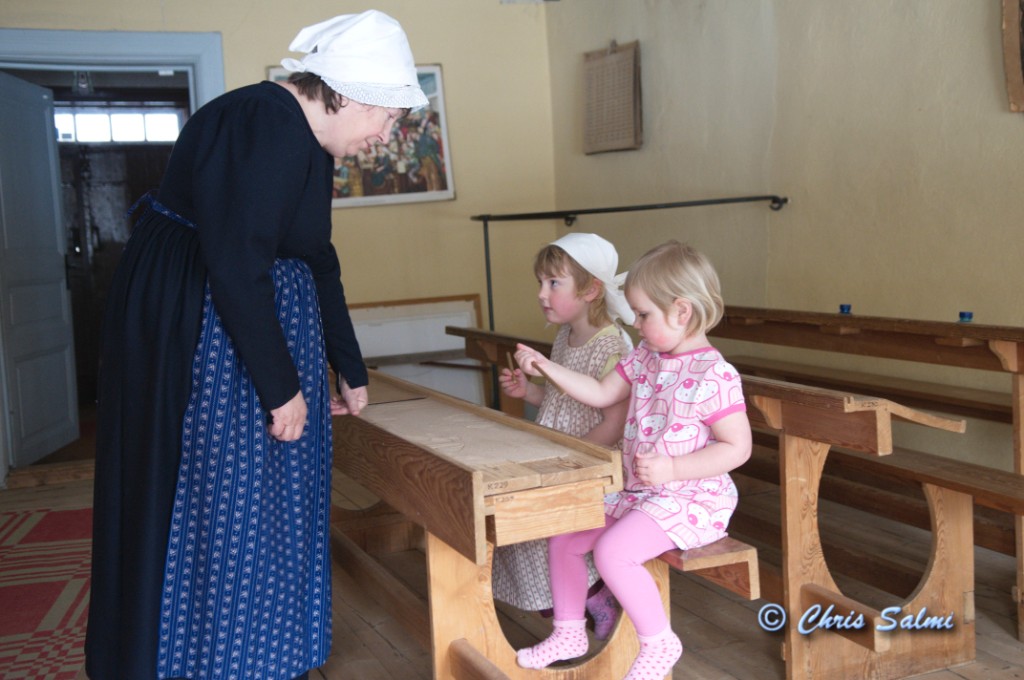_DSC4049.JPG - Alice får också vara med och lära sig skriva