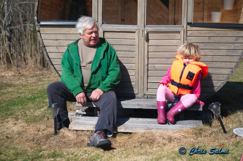_DSC4458.JPG - Farfar och Agnes på bastutrappen