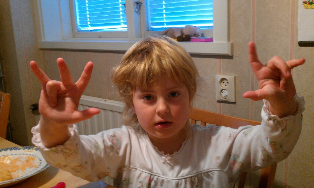 IMAG1108.jpg - Så här kan Agnes göra med sina fingrar