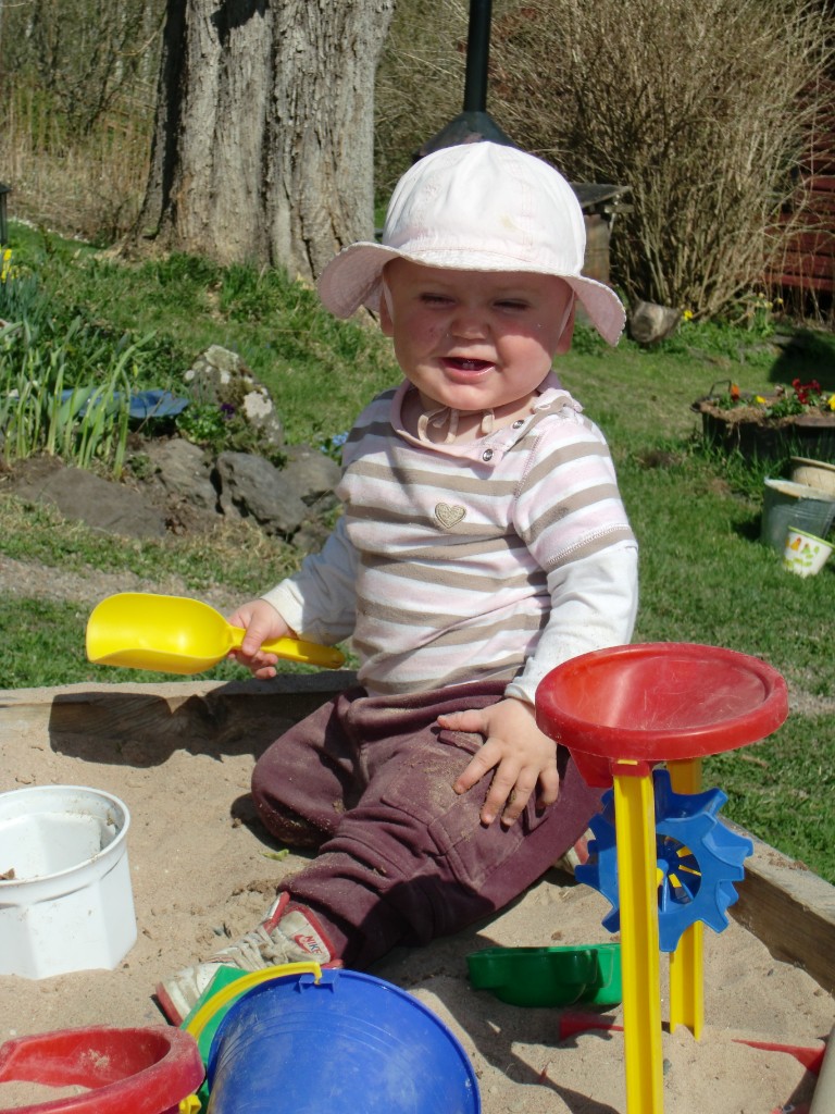 CIMG0742.JPG - Sandlåde lek hos farfar i Norberg.