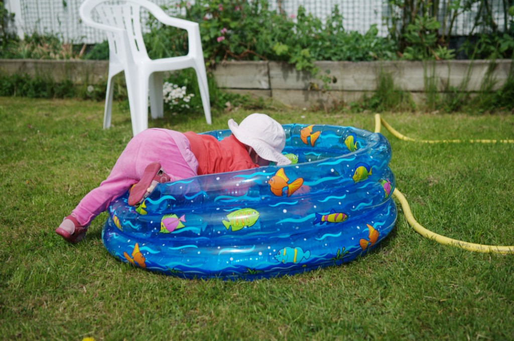 _DSC6758.JPG - Passar på att ta ett bad innan mamma och pappa hinner sätta stopp.