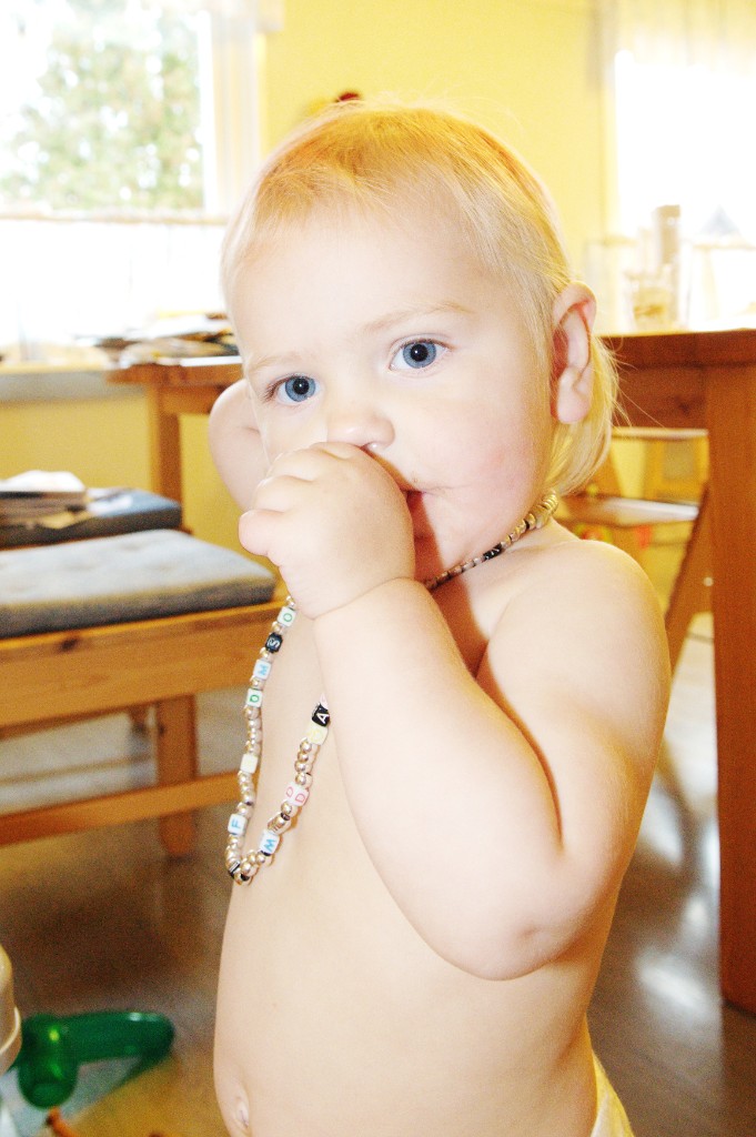 _DSC9341.JPG - Vänster tumme i munnen och höger gosar med håret. Då låter det "jum jum jum jum .."