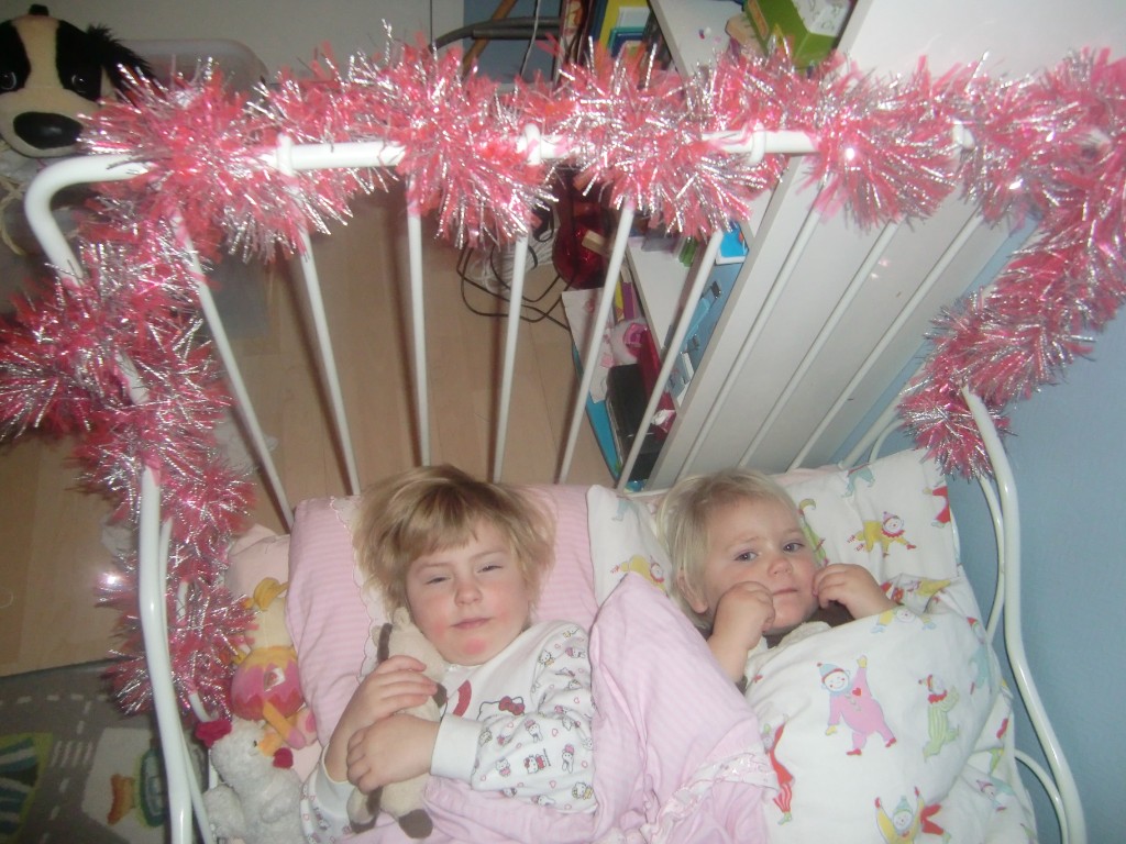 CIMG2404.JPG - Alice myser i syster Agnes nyjulpyntade säng