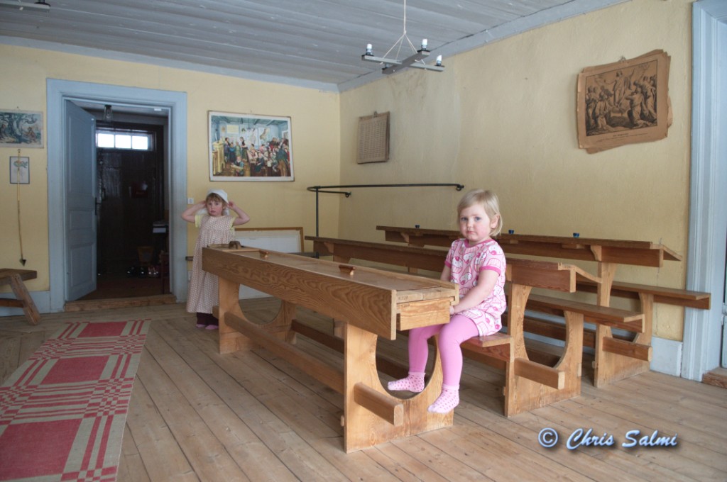 _DSC4017.JPG - Alice i skolbänken på Klasroskolan (museum)