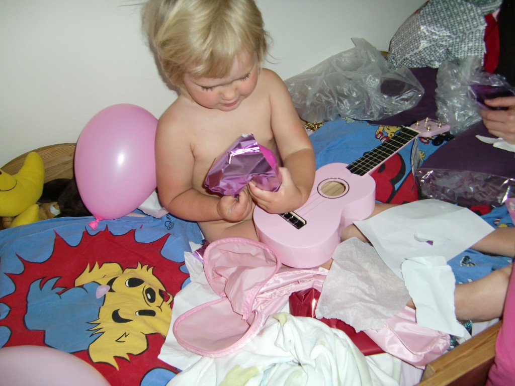 CIMG2776.JPG - Wow - en rosa gitarr