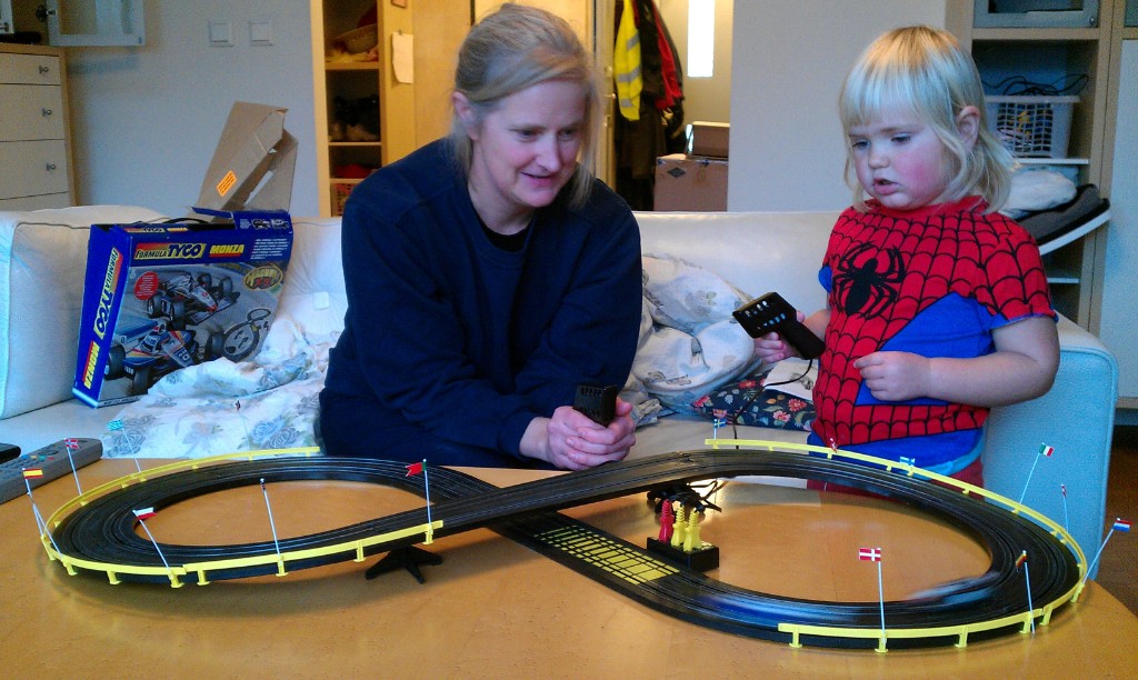 IMAG1155.jpg - Vem tycker det är roligast?