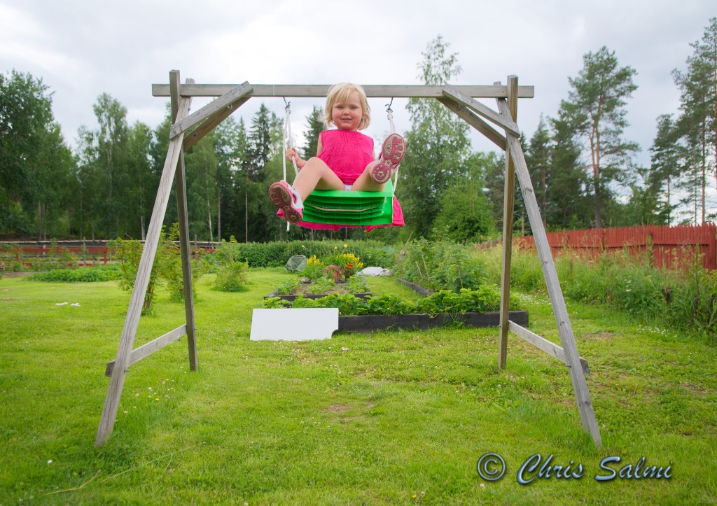 _DSC6560.JPG - Hon kan gung högt själv - bilden tagen på midsommardagen