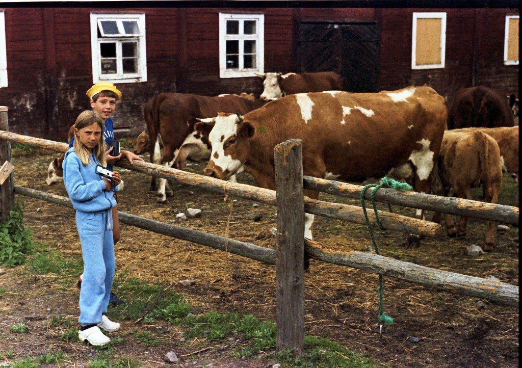 Image-000015.jpg - Syster, jag och våran ko. Hon ägde arslebiten vad hon än säger....
