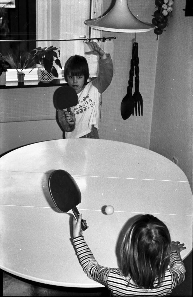 Image-000153.jpg - Pingis vid köksbordet på Trädgårdsvägen 104 i Sollentuna