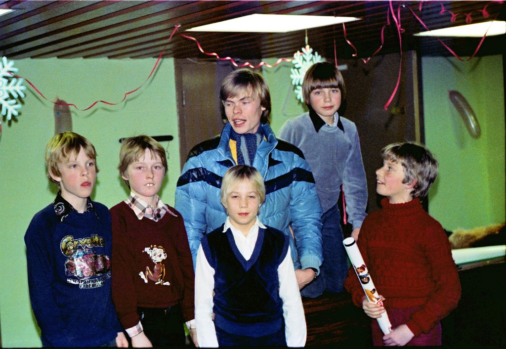 Image-000225.jpg - Killarna samlas runt friidrottsstjärnan & idolen Björn Nilsson. Idag VD för Kungliga Ingeniörsveteskapsakademin