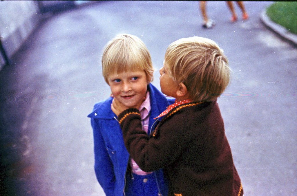 Image-000249.jpg - Är det såhär man skall krama sin kusin?