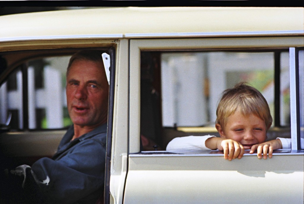 Image-000402.jpg - Jag var ofta med morfar - som här när vi åkte ut och tittade till korna eller lämnade vatten till de som inte hade egen brunn