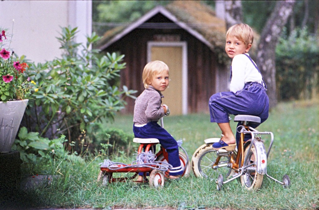 Image-000415.jpg - Syster och jag. I bakgrunden skymtar min mammas gamla lekstuga. "Nuckebo"