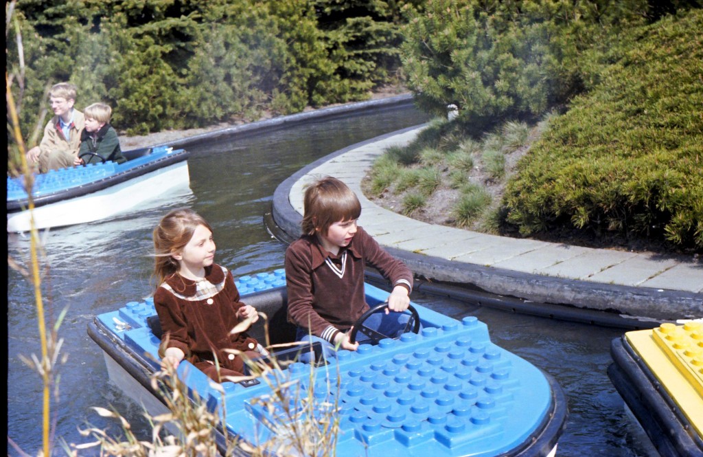 Image-000576.jpg - Syster och bror på Legoland. Jag minns än hur fokus var på att styra båten. Rattar är kul!