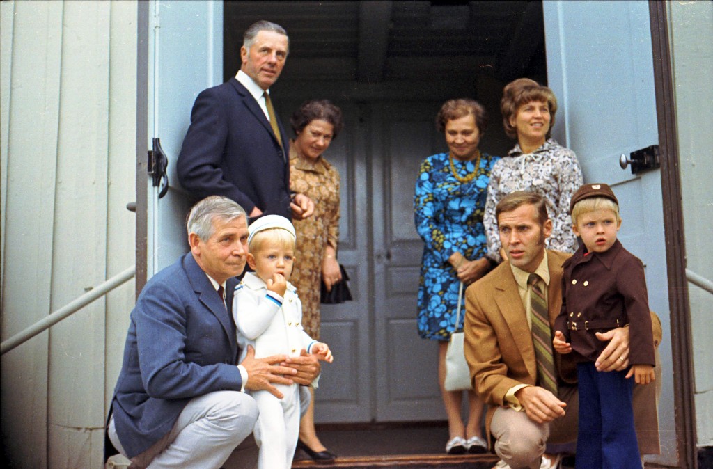 Image-000834.jpg - Systers barndop. Jag med min farfar. Kusin Petri med sin pappa Voitto Stående morfar, mormor, farmor och faster Kaarina.