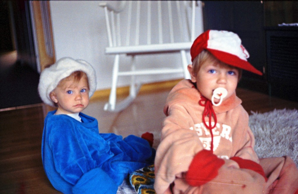 Image-000841.jpg - Syster och jag. Mysklädda i pappas tröjor