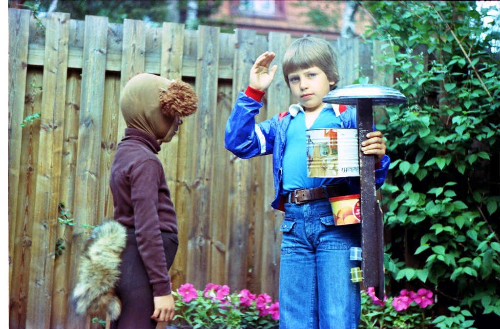 Image-000919.jpg - Så här såg det ofta ut. Syrran var djur eller lekte djurägare och jag meckade med något. Här har jag byggt ett multiinstrumen för att bräcka de andra på lekis