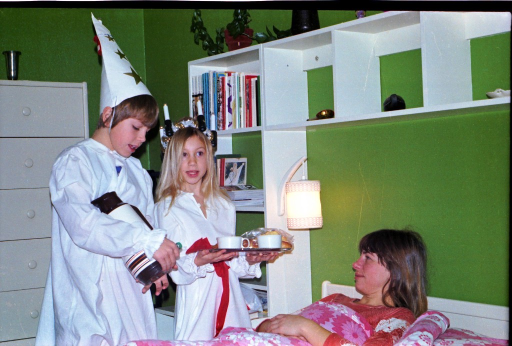 Image-000999.jpg - Lucia firande för lilla mamma. Har meckat dit en lampa i stjärngossemössan. Jag vidareutvecklade det hela till högstadiet till en lampa som kunde blinka i olika hastigheter och lysa med fast sken (naturligtvis reglerbart)