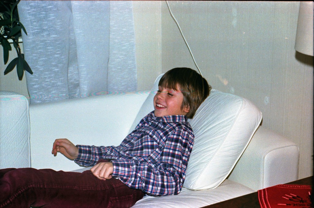 Image-001017.jpg - Sofforna köpte mamma och pappa 1968 på IKEA. Jag fick ärva. De kastades ut av min fru för några år sedan. Dynorna fick jag behålla - så jag sitter nu som då! (exakt som på bilden fast 35 år senare)