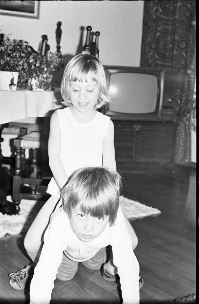 Image-001252.jpg - Syrran överst. Hon vill fortfarande bestämma över mig. (och rida på hästar)