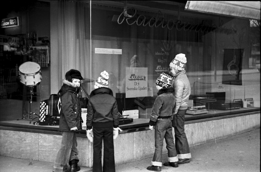 Image-001395.jpg - Vi gillade musik redan då - alla killarna. Alla spelade instrument och alla var med i flera band. Fr v. Jag, Petri, Kaj och Peter (då Jari)