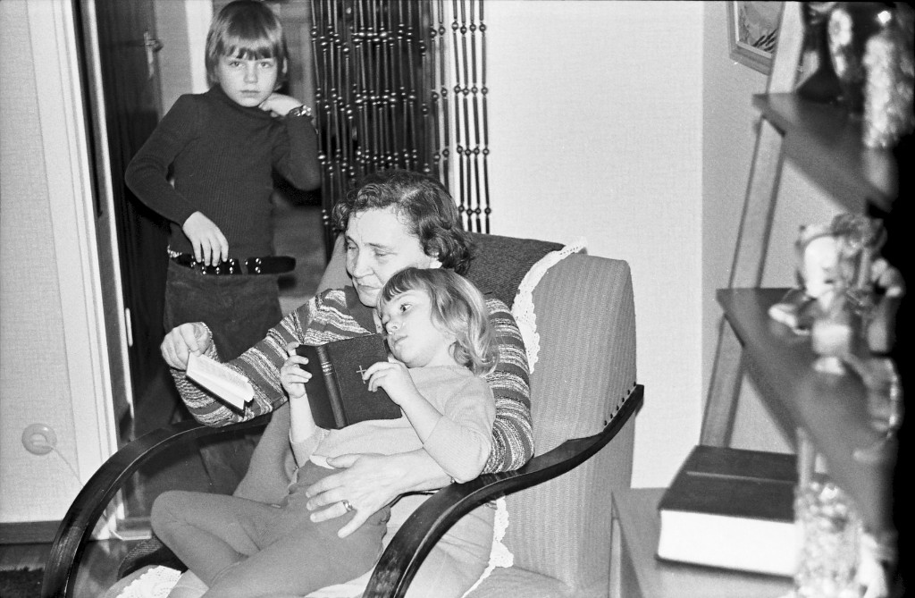 Image-001614.jpg - Syrran satt jämt i farmors knä