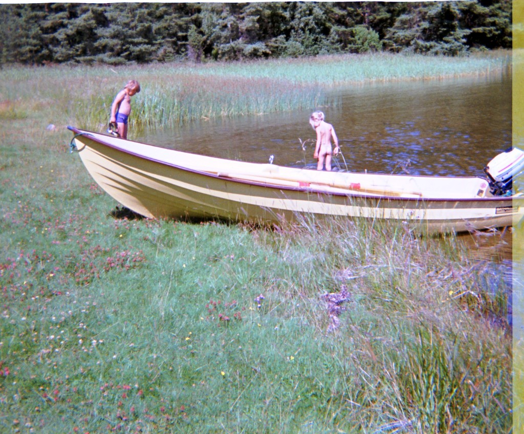 Image-001782.jpg - Båten kallade vi nötskalet. Morfar köpte den för att vi skulle ha den i Kalmarsund. Många glada minnen från öarna i kring gården. Mycket fiske